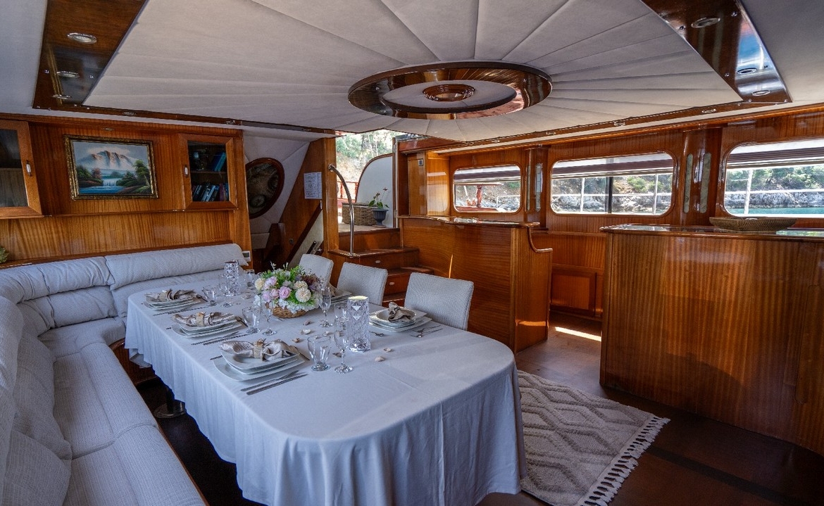 Berrak Su ile Marmaris çıkışlı haftalık lüks gulet kiralama. 6 kabin, 12 kişi kapasite, su sporları, özel güverte alanları ve profesyonel mürettebat.