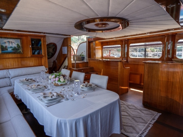 Berrak Su ile Marmaris çıkışlı haftalık lüks gulet kiralama. 6 kabin, 12 kişi kapasite, su sporları, özel güverte alanları ve profesyonel mürettebat.