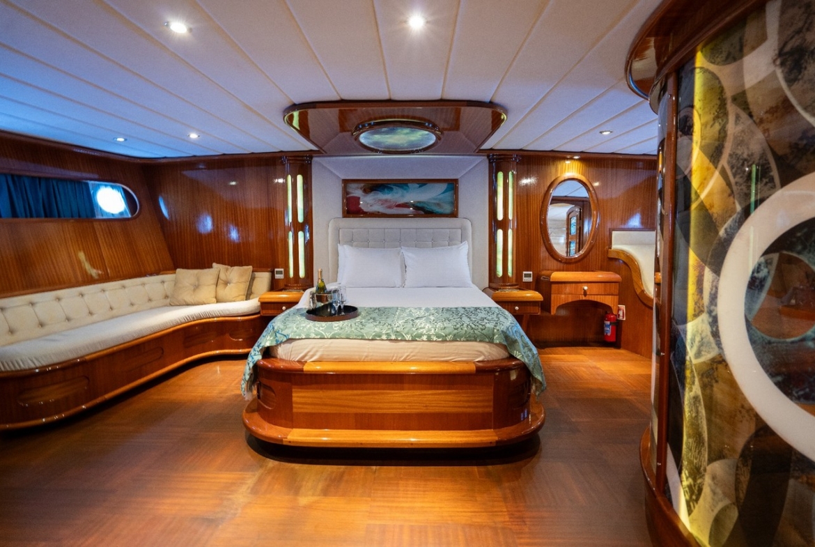 Berrak Su ile Marmaris çıkışlı haftalık lüks gulet kiralama. 6 kabin, 12 kişi kapasite, su sporları, özel güverte alanları ve profesyonel mürettebat.