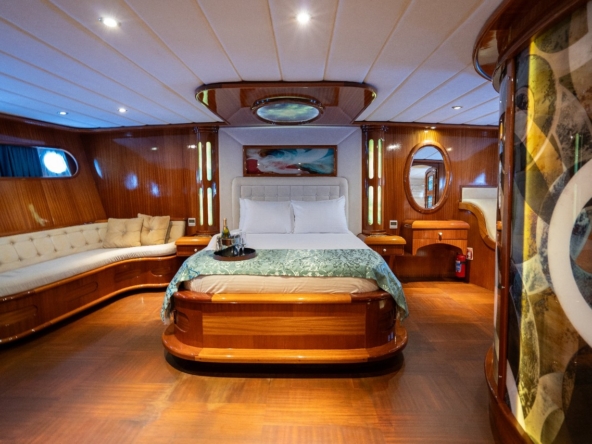 Berrak Su ile Marmaris çıkışlı haftalık lüks gulet kiralama. 6 kabin, 12 kişi kapasite, su sporları, özel güverte alanları ve profesyonel mürettebat.