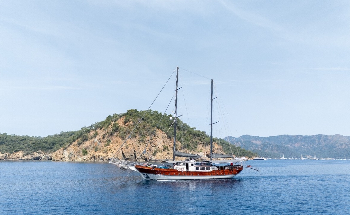 Berrak Su ile Marmaris çıkışlı haftalık lüks gulet kiralama. 6 kabin, 12 kişi kapasite, su sporları, özel güverte alanları ve profesyonel mürettebat.