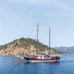 Berrak Su ile Marmaris çıkışlı haftalık lüks gulet kiralama. 6 kabin, 12 kişi kapasite, su sporları, özel güverte alanları ve profesyonel mürettebat.