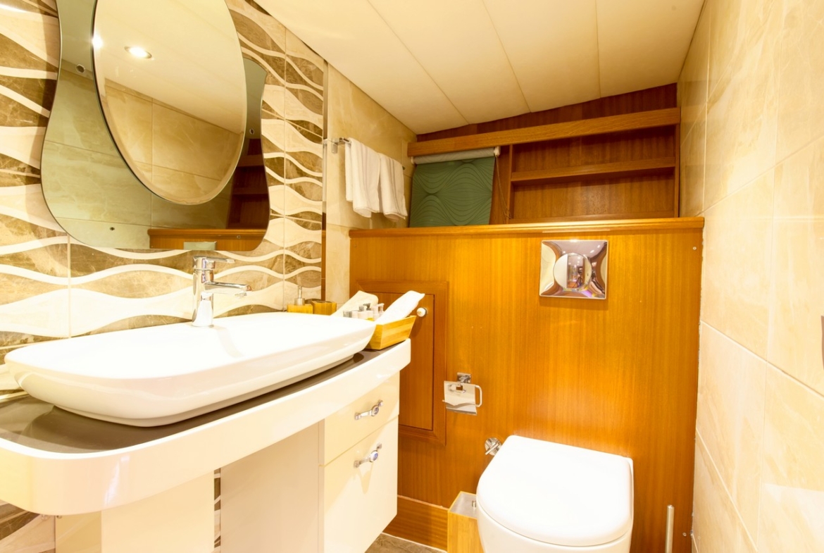 Berrak Su ile Marmaris çıkışlı haftalık lüks gulet kiralama. 6 kabin, 12 kişi kapasite, su sporları, özel güverte alanları ve profesyonel mürettebat.