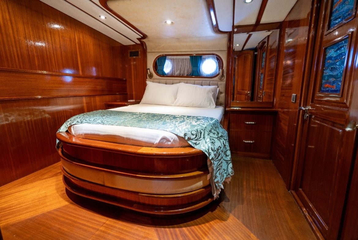 Berrak Su ile Marmaris çıkışlı haftalık lüks gulet kiralama. 6 kabin, 12 kişi kapasite, su sporları, özel güverte alanları ve profesyonel mürettebat.