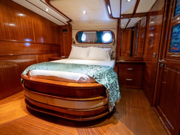 Berrak Su ile Marmaris çıkışlı haftalık lüks gulet kiralama. 6 kabin, 12 kişi kapasite, su sporları, özel güverte alanları ve profesyonel mürettebat.