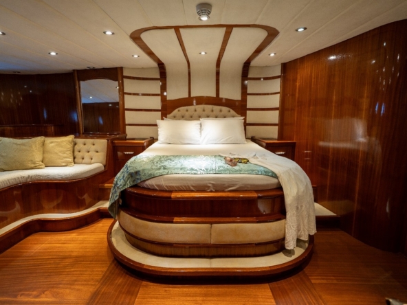 Berrak Su ile Marmaris çıkışlı haftalık lüks gulet kiralama. 6 kabin, 12 kişi kapasite, su sporları, özel güverte alanları ve profesyonel mürettebat.