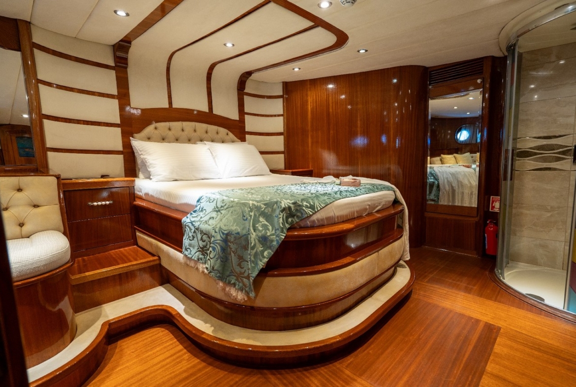 Berrak Su ile Marmaris çıkışlı haftalık lüks gulet kiralama. 6 kabin, 12 kişi kapasite, su sporları, özel güverte alanları ve profesyonel mürettebat.