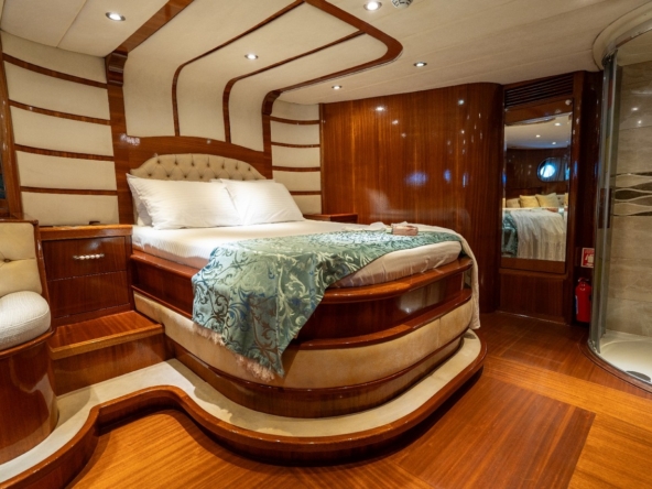 Berrak Su ile Marmaris çıkışlı haftalık lüks gulet kiralama. 6 kabin, 12 kişi kapasite, su sporları, özel güverte alanları ve profesyonel mürettebat.