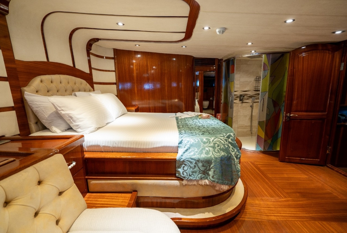 Berrak Su ile Marmaris çıkışlı haftalık lüks gulet kiralama. 6 kabin, 12 kişi kapasite, su sporları, özel güverte alanları ve profesyonel mürettebat.