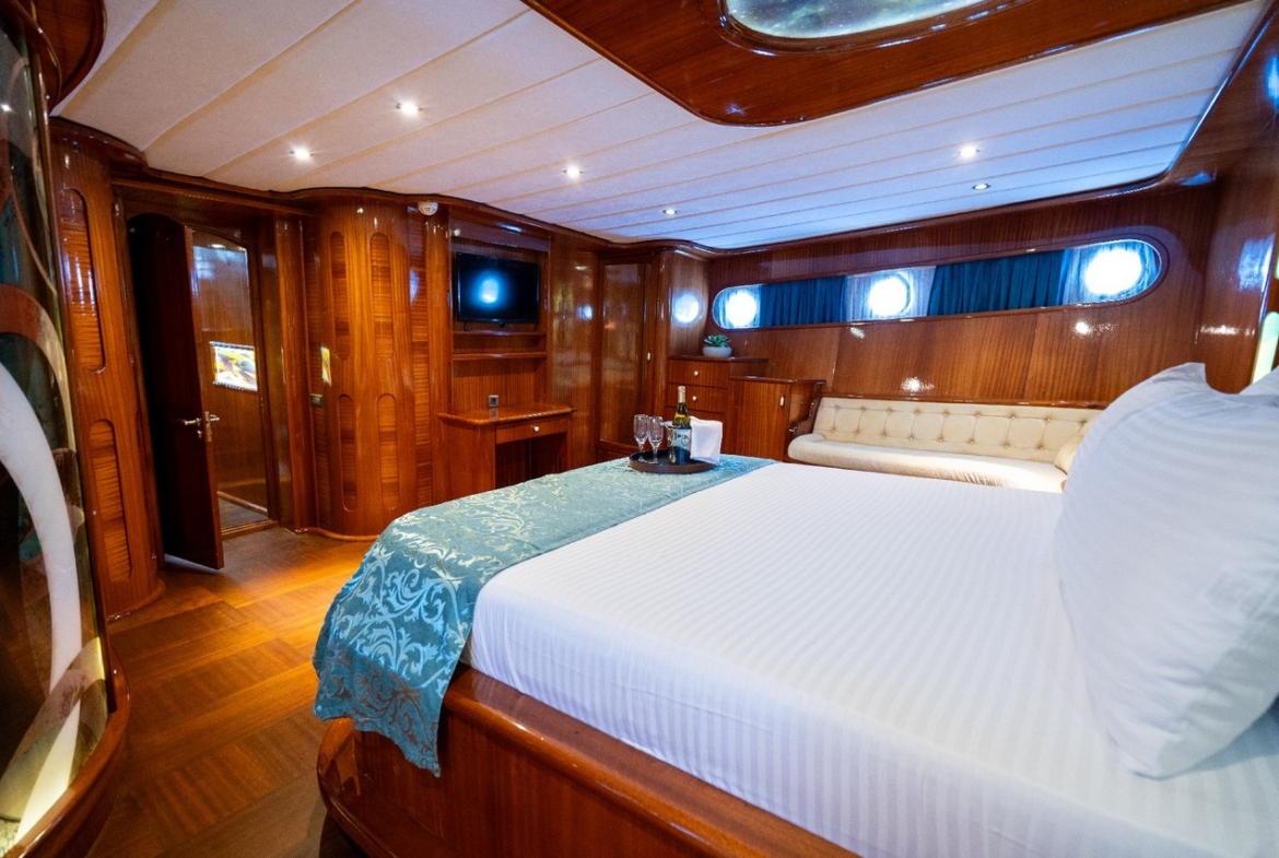 Berrak Su ile Marmaris çıkışlı haftalık lüks gulet kiralama. 6 kabin, 12 kişi kapasite, su sporları, özel güverte alanları ve profesyonel mürettebat.