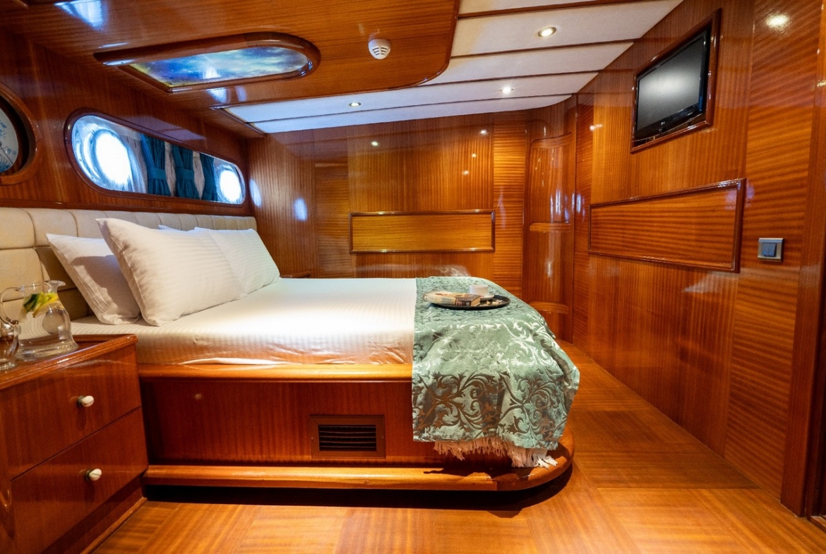 Berrak Su ile Marmaris çıkışlı haftalık lüks gulet kiralama. 6 kabin, 12 kişi kapasite, su sporları, özel güverte alanları ve profesyonel mürettebat.