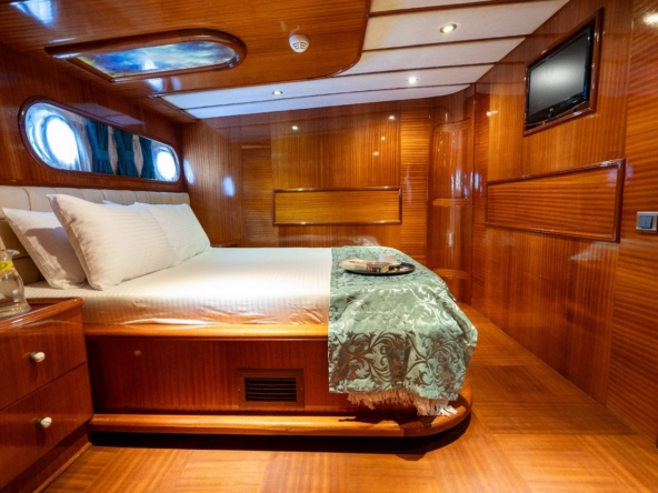 Berrak Su ile Marmaris çıkışlı haftalık lüks gulet kiralama. 6 kabin, 12 kişi kapasite, su sporları, özel güverte alanları ve profesyonel mürettebat.