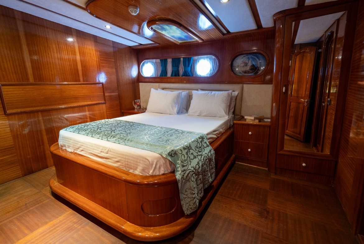 Berrak Su ile Marmaris çıkışlı haftalık lüks gulet kiralama. 6 kabin, 12 kişi kapasite, su sporları, özel güverte alanları ve profesyonel mürettebat.