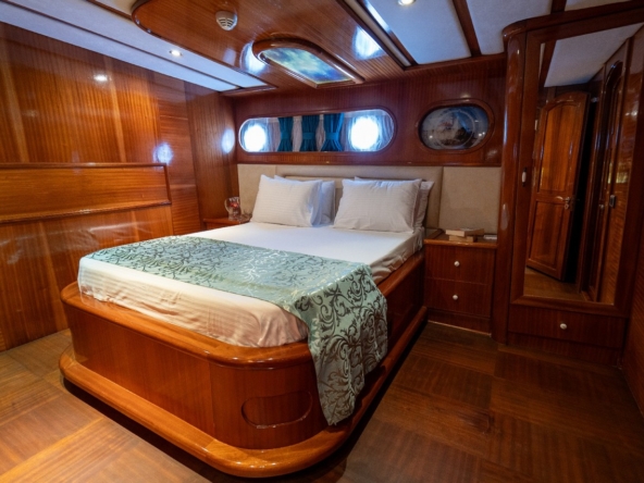 Berrak Su ile Marmaris çıkışlı haftalık lüks gulet kiralama. 6 kabin, 12 kişi kapasite, su sporları, özel güverte alanları ve profesyonel mürettebat.