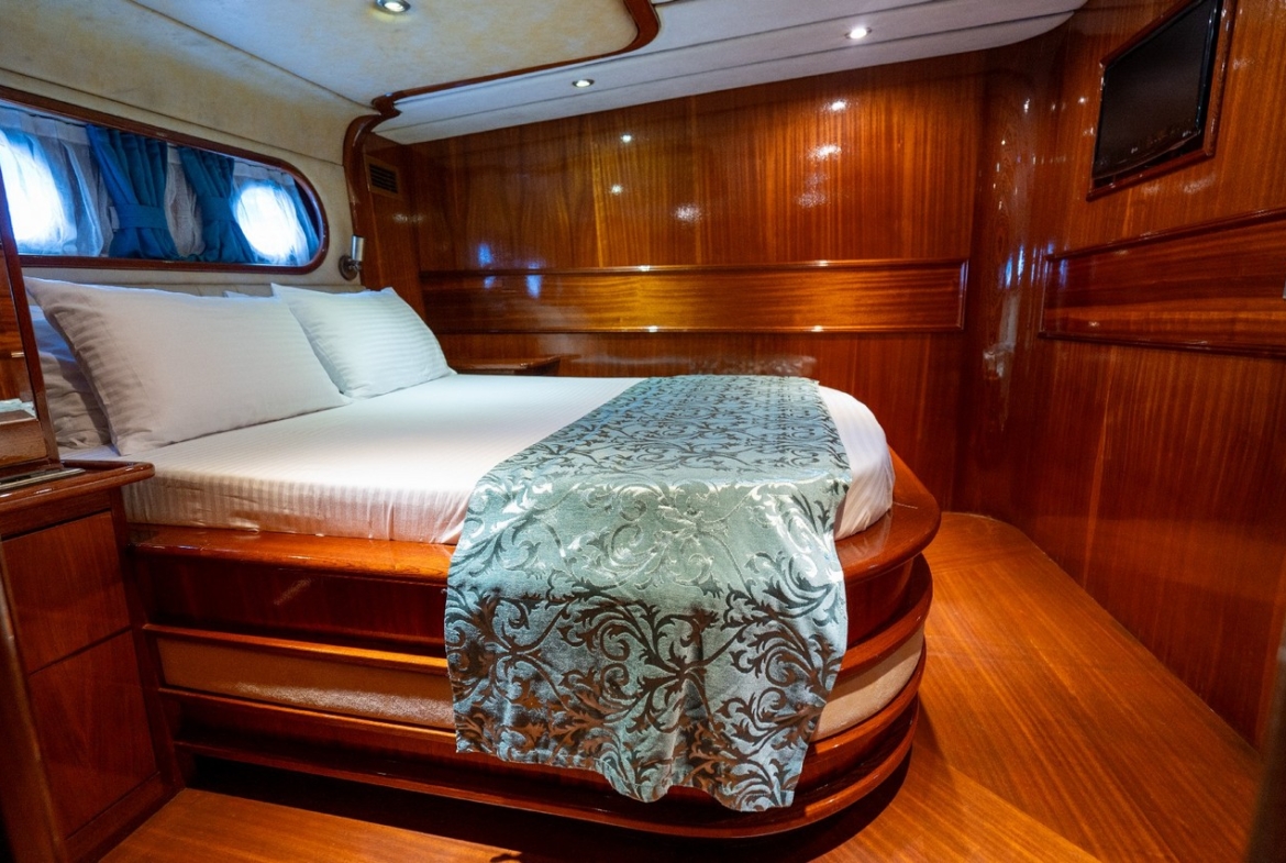 Berrak Su ile Marmaris çıkışlı haftalık lüks gulet kiralama. 6 kabin, 12 kişi kapasite, su sporları, özel güverte alanları ve profesyonel mürettebat.