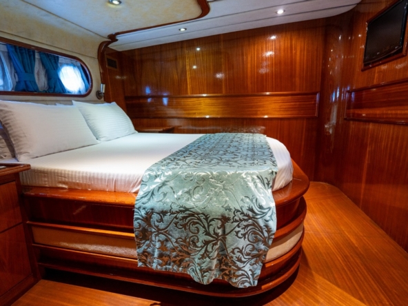 Berrak Su ile Marmaris çıkışlı haftalık lüks gulet kiralama. 6 kabin, 12 kişi kapasite, su sporları, özel güverte alanları ve profesyonel mürettebat.