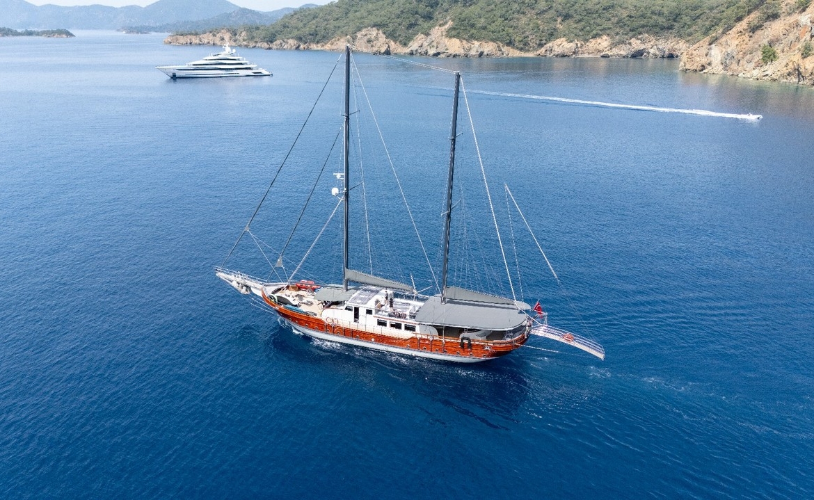 Berrak Su ile Marmaris çıkışlı haftalık lüks gulet kiralama. 6 kabin, 12 kişi kapasite, su sporları, özel güverte alanları ve profesyonel mürettebat.