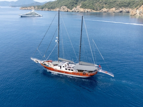 Berrak Su ile Marmaris çıkışlı haftalık lüks gulet kiralama. 6 kabin, 12 kişi kapasite, su sporları, özel güverte alanları ve profesyonel mürettebat.