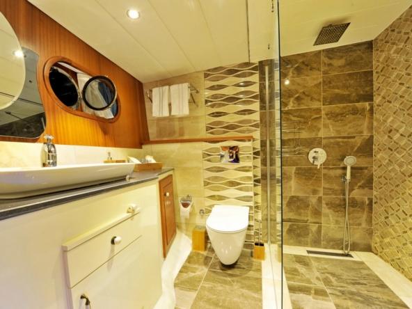 Berrak Su ile Marmaris çıkışlı haftalık lüks gulet kiralama. 6 kabin, 12 kişi kapasite, su sporları, özel güverte alanları ve profesyonel mürettebat.