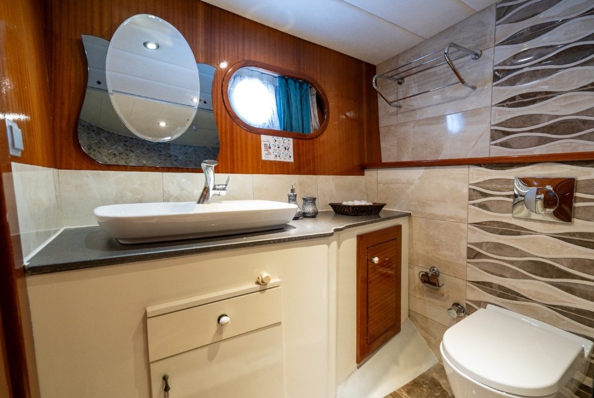 Berrak Su ile Marmaris çıkışlı haftalık lüks gulet kiralama. 6 kabin, 12 kişi kapasite, su sporları, özel güverte alanları ve profesyonel mürettebat.