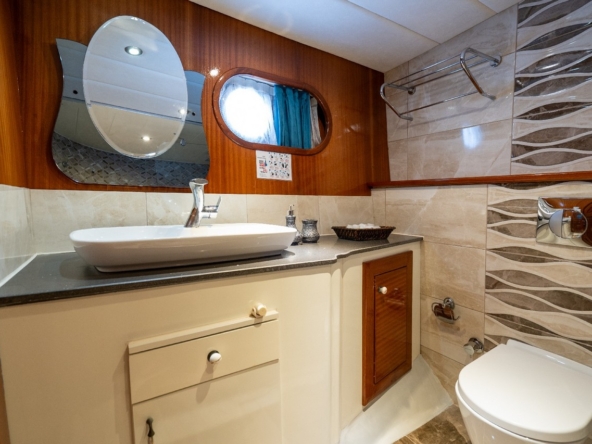 Berrak Su ile Marmaris çıkışlı haftalık lüks gulet kiralama. 6 kabin, 12 kişi kapasite, su sporları, özel güverte alanları ve profesyonel mürettebat.