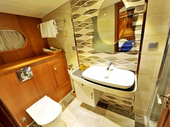 Berrak Su ile Marmaris çıkışlı haftalık lüks gulet kiralama. 6 kabin, 12 kişi kapasite, su sporları, özel güverte alanları ve profesyonel mürettebat.