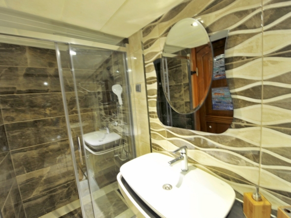 Berrak Su ile Marmaris çıkışlı haftalık lüks gulet kiralama. 6 kabin, 12 kişi kapasite, su sporları, özel güverte alanları ve profesyonel mürettebat.