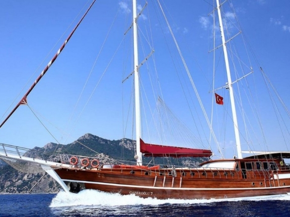 Caferoğlu 7 Gulet ile Bodrum çıkışlı ultra lüks mavi tur deneyimi. 6 kabin, 12 kişi kapasite, zengin su sporları ve haftalık kiralama fırsatları.