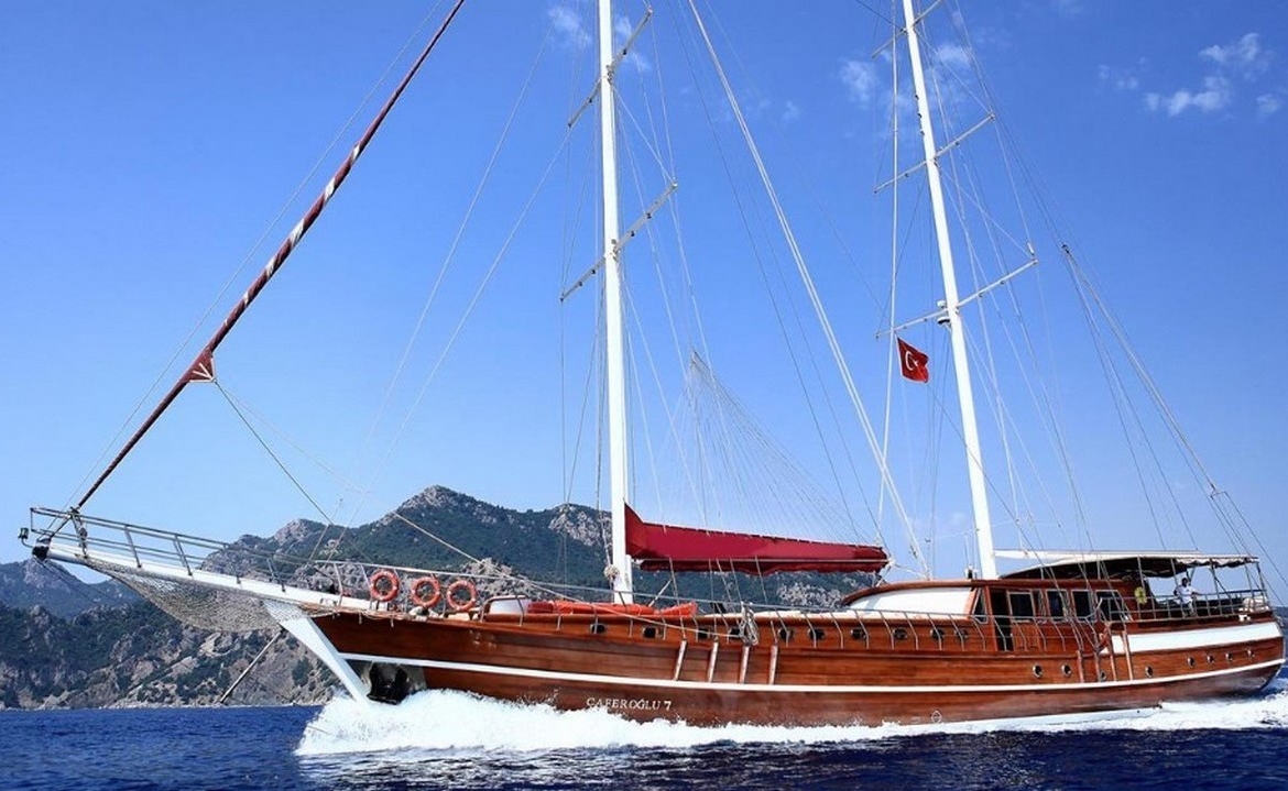 Caferoğlu 7 Gulet ile Bodrum çıkışlı ultra lüks mavi tur deneyimi. 6 kabin, 12 kişi kapasite, zengin su sporları ve haftalık kiralama fırsatları.