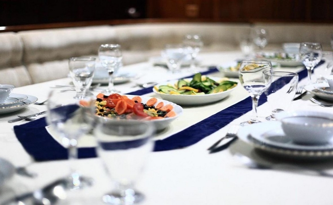 Caferoğlu 7 Gulet ile Bodrum çıkışlı ultra lüks mavi tur deneyimi. 6 kabin, 12 kişi kapasite, zengin su sporları ve haftalık kiralama fırsatları.