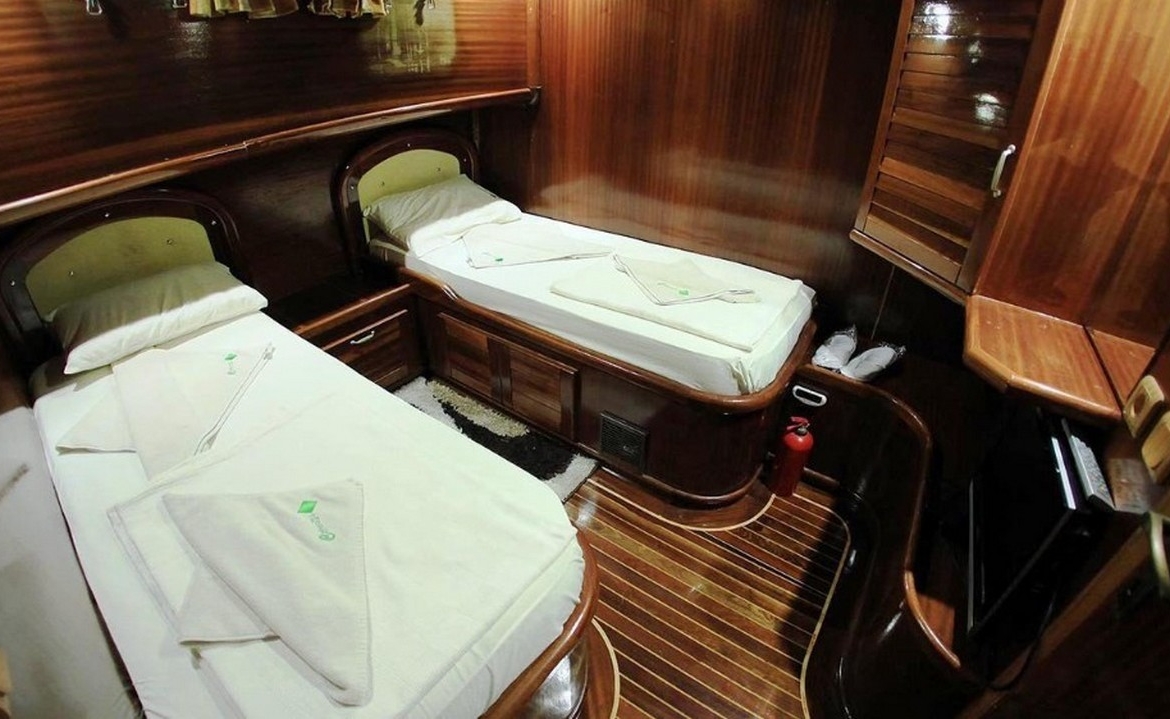 Caferoğlu 7 Gulet ile Bodrum çıkışlı ultra lüks mavi tur deneyimi. 6 kabin, 12 kişi kapasite, zengin su sporları ve haftalık kiralama fırsatları.