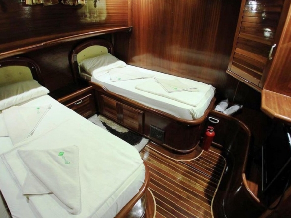 Caferoğlu 7 Gulet ile Bodrum çıkışlı ultra lüks mavi tur deneyimi. 6 kabin, 12 kişi kapasite, zengin su sporları ve haftalık kiralama fırsatları.