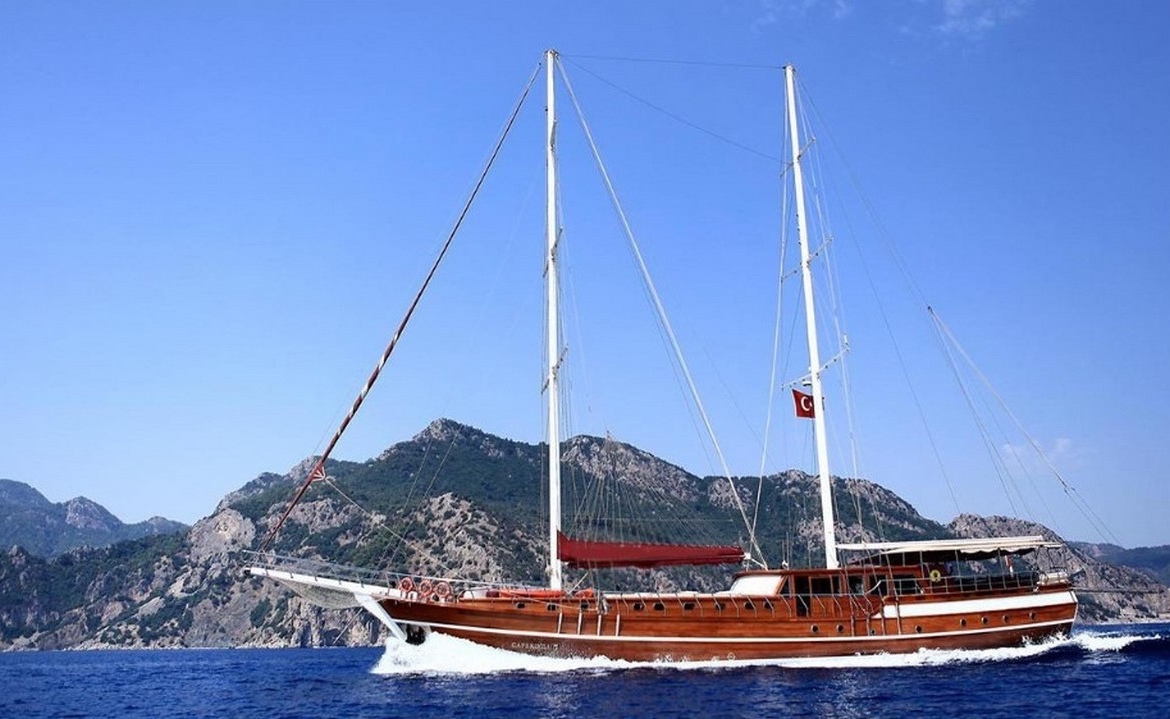 Caferoğlu 7 Gulet ile Bodrum çıkışlı ultra lüks mavi tur deneyimi. 6 kabin, 12 kişi kapasite, zengin su sporları ve haftalık kiralama fırsatları.