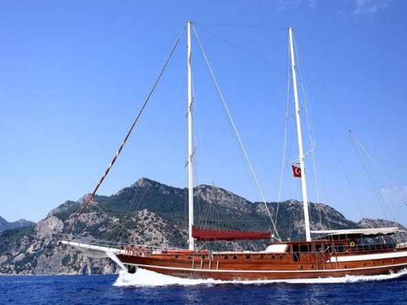 Caferoğlu 7 Gulet ile Bodrum çıkışlı ultra lüks mavi tur deneyimi. 6 kabin, 12 kişi kapasite, zengin su sporları ve haftalık kiralama fırsatları.