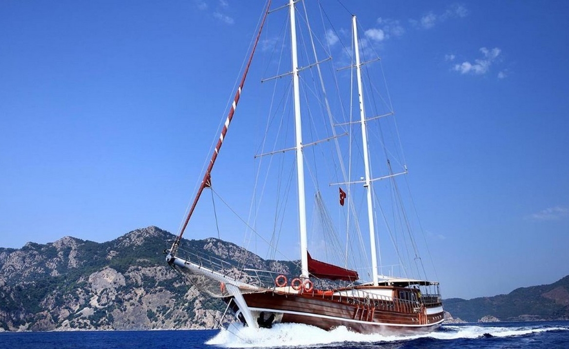 Caferoğlu 7 Gulet ile Bodrum çıkışlı ultra lüks mavi tur deneyimi. 6 kabin, 12 kişi kapasite, zengin su sporları ve haftalık kiralama fırsatları.