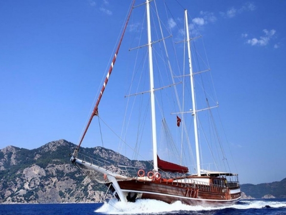 Caferoğlu 7 Gulet ile Bodrum çıkışlı ultra lüks mavi tur deneyimi. 6 kabin, 12 kişi kapasite, zengin su sporları ve haftalık kiralama fırsatları.
