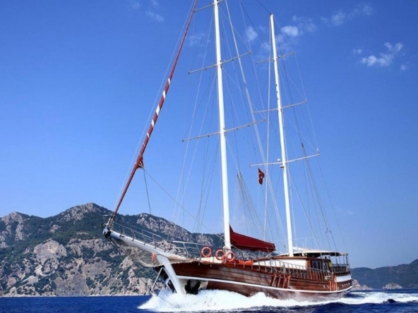 Caferoğlu 7 Gulet ile Bodrum çıkışlı ultra lüks mavi tur deneyimi. 6 kabin, 12 kişi kapasite, zengin su sporları ve haftalık kiralama fırsatları.