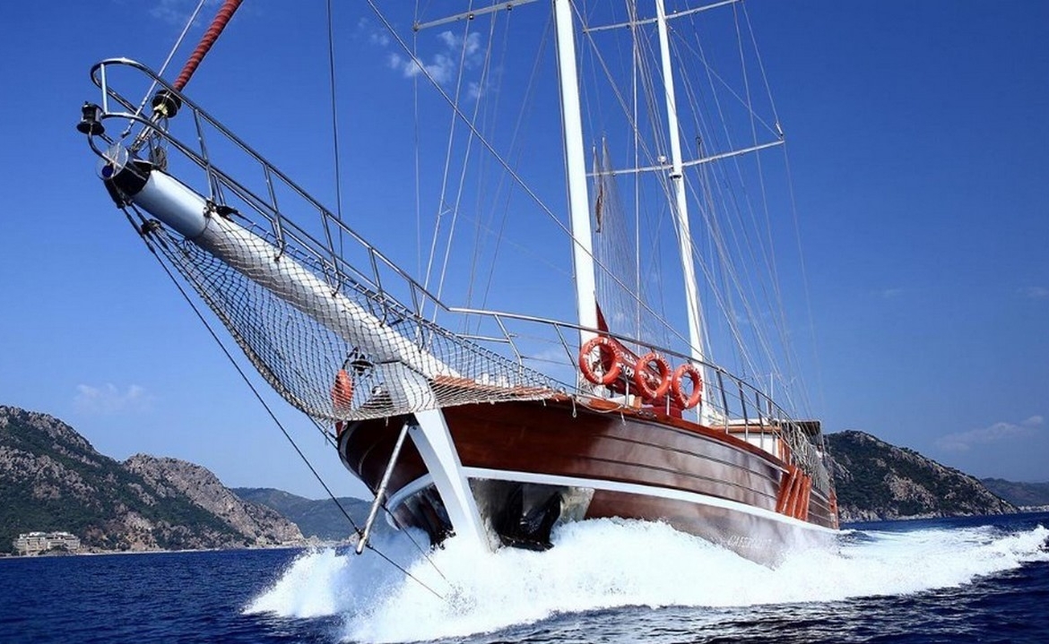 Caferoğlu 7 Gulet ile Bodrum çıkışlı ultra lüks mavi tur deneyimi. 6 kabin, 12 kişi kapasite, zengin su sporları ve haftalık kiralama fırsatları.