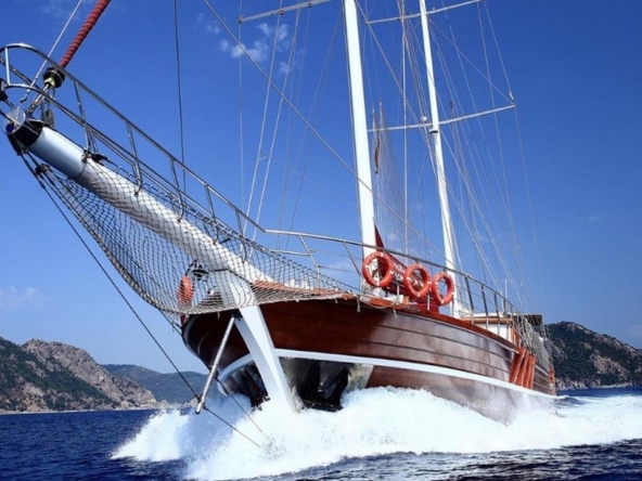 Caferoğlu 7 Gulet ile Bodrum çıkışlı ultra lüks mavi tur deneyimi. 6 kabin, 12 kişi kapasite, zengin su sporları ve haftalık kiralama fırsatları.