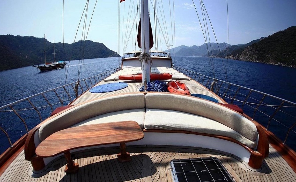 Caferoğlu 7 Gulet ile Bodrum çıkışlı ultra lüks mavi tur deneyimi. 6 kabin, 12 kişi kapasite, zengin su sporları ve haftalık kiralama fırsatları.