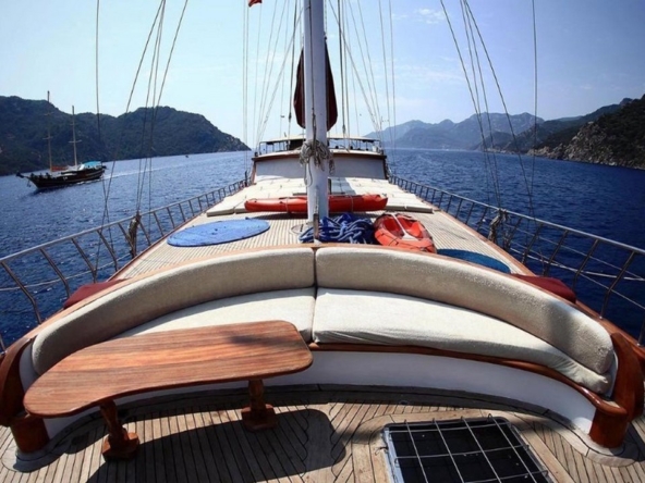 Caferoğlu 7 Gulet ile Bodrum çıkışlı ultra lüks mavi tur deneyimi. 6 kabin, 12 kişi kapasite, zengin su sporları ve haftalık kiralama fırsatları.