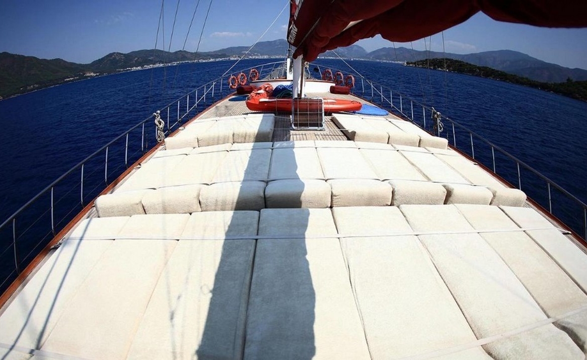 Caferoğlu 7 Gulet ile Bodrum çıkışlı ultra lüks mavi tur deneyimi. 6 kabin, 12 kişi kapasite, zengin su sporları ve haftalık kiralama fırsatları.