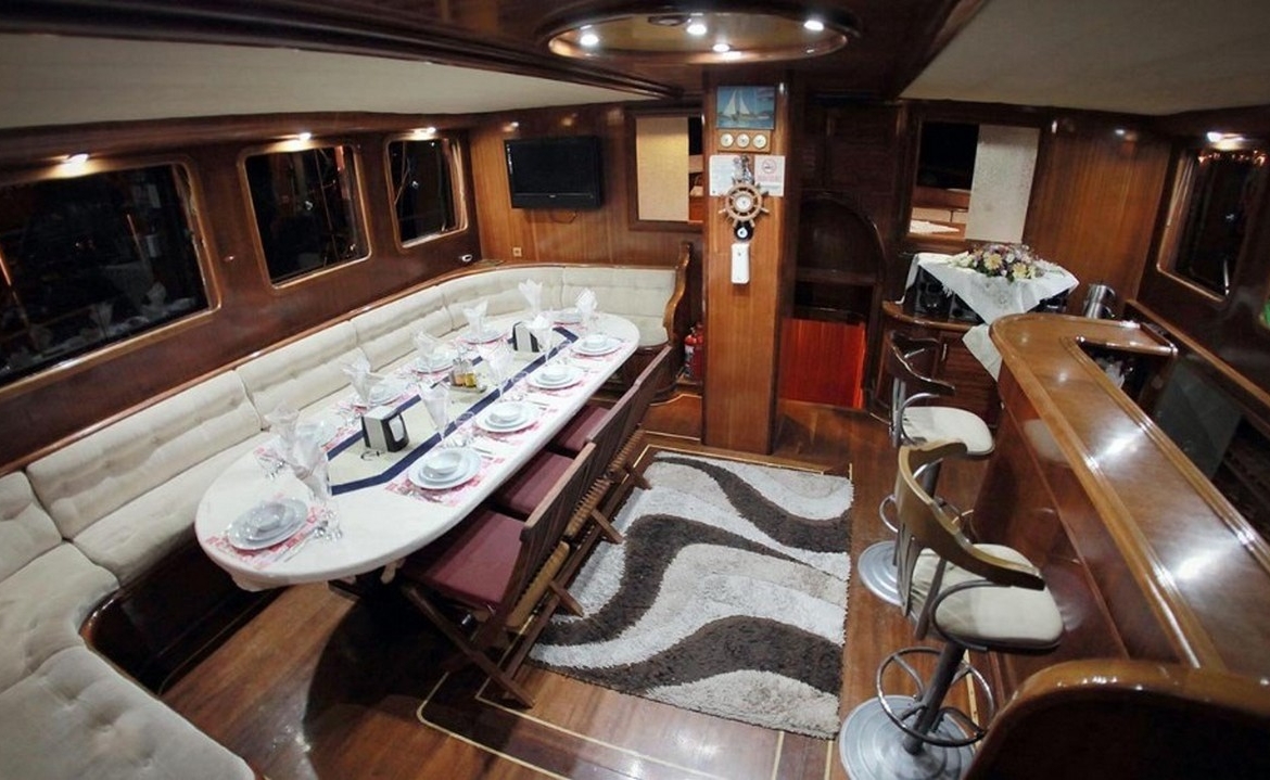 Caferoğlu 7 Gulet ile Bodrum çıkışlı ultra lüks mavi tur deneyimi. 6 kabin, 12 kişi kapasite, zengin su sporları ve haftalık kiralama fırsatları.