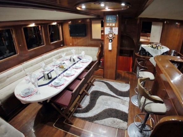 Caferoğlu 7 Gulet ile Bodrum çıkışlı ultra lüks mavi tur deneyimi. 6 kabin, 12 kişi kapasite, zengin su sporları ve haftalık kiralama fırsatları.