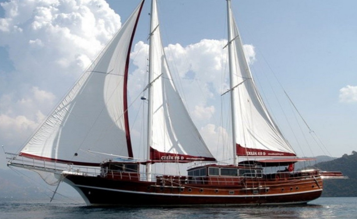 8 kabinli Çelik Es D Gulet ile Fethiye ve Marmaris çıkışlı lüks mavi yolculuk. Konforlu yat kiralama fırsatı.