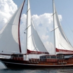 8 kabinli Çelik Es D Gulet ile Fethiye ve Marmaris çıkışlı lüks mavi yolculuk. Konforlu yat kiralama fırsatı.