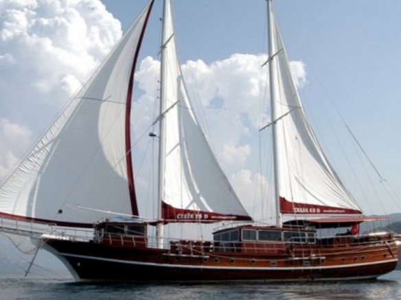 8 kabinli Çelik Es D Gulet ile Fethiye ve Marmaris çıkışlı lüks mavi yolculuk. Konforlu yat kiralama fırsatı.