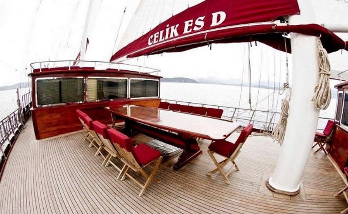 8 kabinli Çelik Es D Gulet ile Fethiye ve Marmaris çıkışlı lüks mavi yolculuk. Konforlu yat kiralama fırsatı.