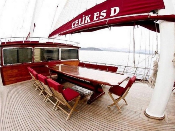 8 kabinli Çelik Es D Gulet ile Fethiye ve Marmaris çıkışlı lüks mavi yolculuk. Konforlu yat kiralama fırsatı.