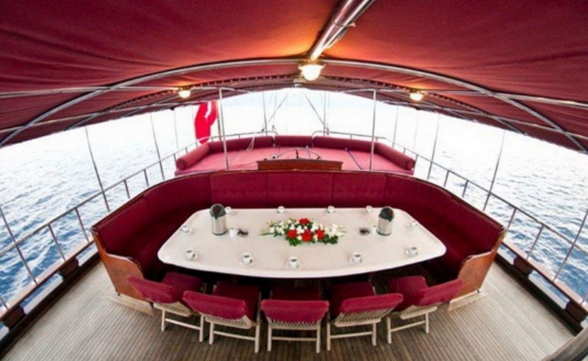 8 kabinli Çelik Es D Gulet ile Fethiye ve Marmaris çıkışlı lüks mavi yolculuk. Konforlu yat kiralama fırsatı.